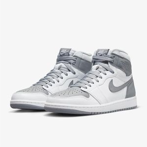 Size 9 - 2022 Jordan 1 Retro High OG "Stealth" - 555088-037